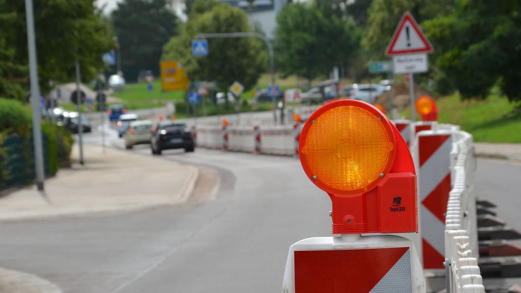 Der Waldring wird zur Zeit samt der Nebenanlagen grundhaft saniert. In den Herbstferien rücken die Bauarbeiten Richtung Kreisverkehr vor.