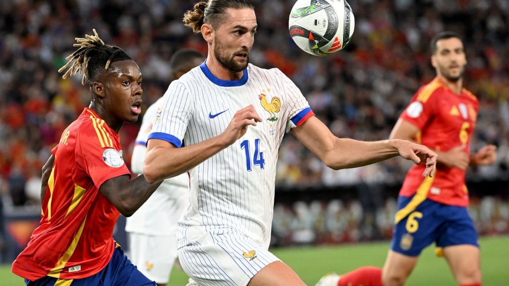 Der Franzose Adrien Rabiot (M) kritisiert den Plan für ein italienisches Ligaspiel in Australien.