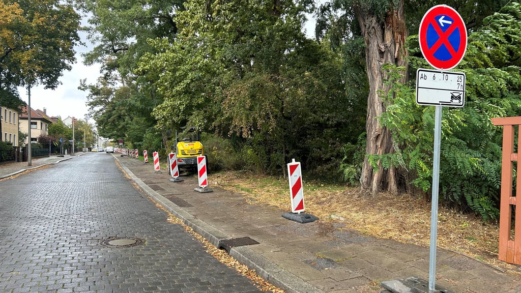 An der Brunnerstraße in Magdeburg-Sudenburg wurden bereits Parkverbotsschilder aufgestellt. Die Vorbereitungen für die Baumaßnahmen haben begonnen.