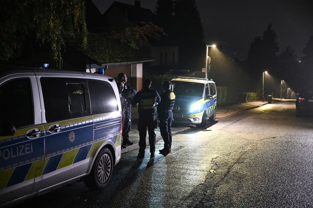 Auch am Morgen nach der Tat standen Polizeiautos vor dem Haus der Bürgermeisterin.