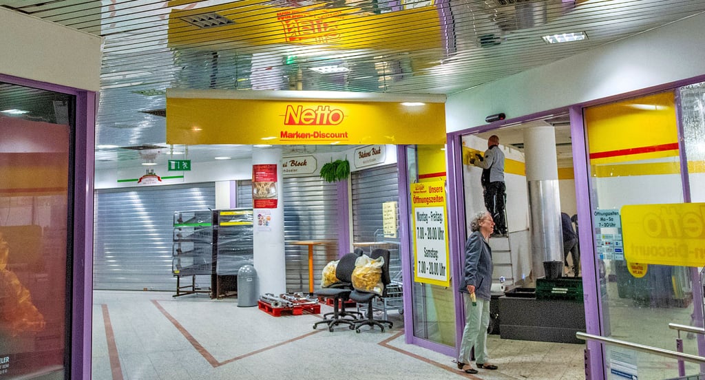 Die Rollläden des Bäckers und Fleischers sind im Naumburger Citykaufhaus derzeit geschlossen. Nebenan wird der „Netto“ erweitert.