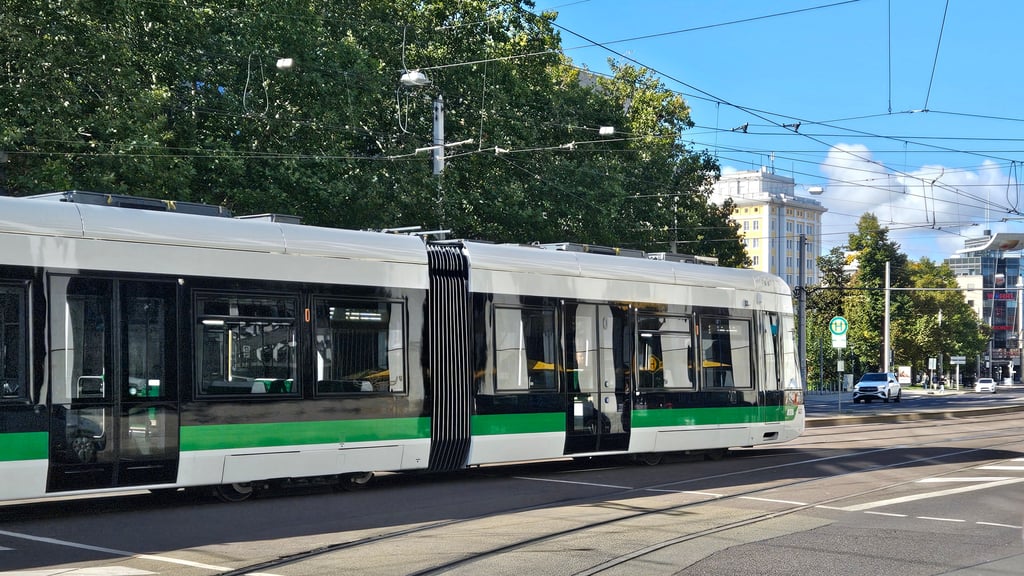 Eine der neuen Flexity-Straßenbahnen der MVB fährt im Magdeburger Stadtzentrum auf der Ernst-Reuter-Allee in Richtung Hauptbahnhof.