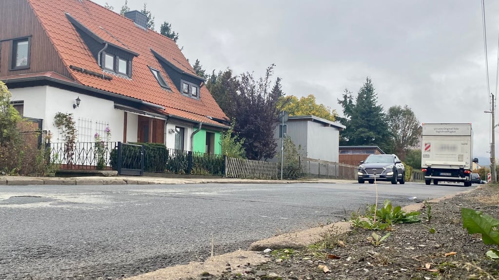 Die Straße Am Kupferhammer in Wernigerode ist uneben und rissig, viele Schlaglöcher sind nur notdürftig geflickt.