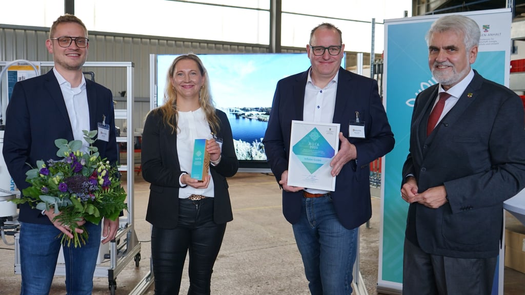 Georg Lange (v.l.), Martina Findling und Martin Drewes freuen sich riesig über den Aura-Award 2025 aus den Händen des Wissenschaftsministers Armin Willingmann.
