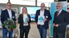 Georg Lange (v.l.), Martina Findling und Martin Drewes freuen sich riesig über den Aura-Award 2025 aus den Händen des Wissenschaftsministers Armin Willingmann.
