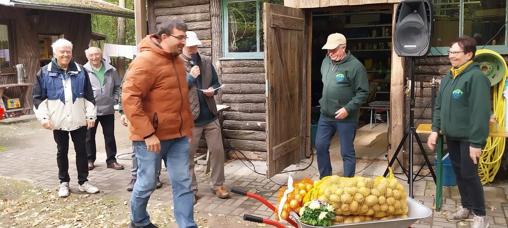 Eine Schubkarre mit reichlich Inhalt konnte beim Kegeln gewonnen werden.