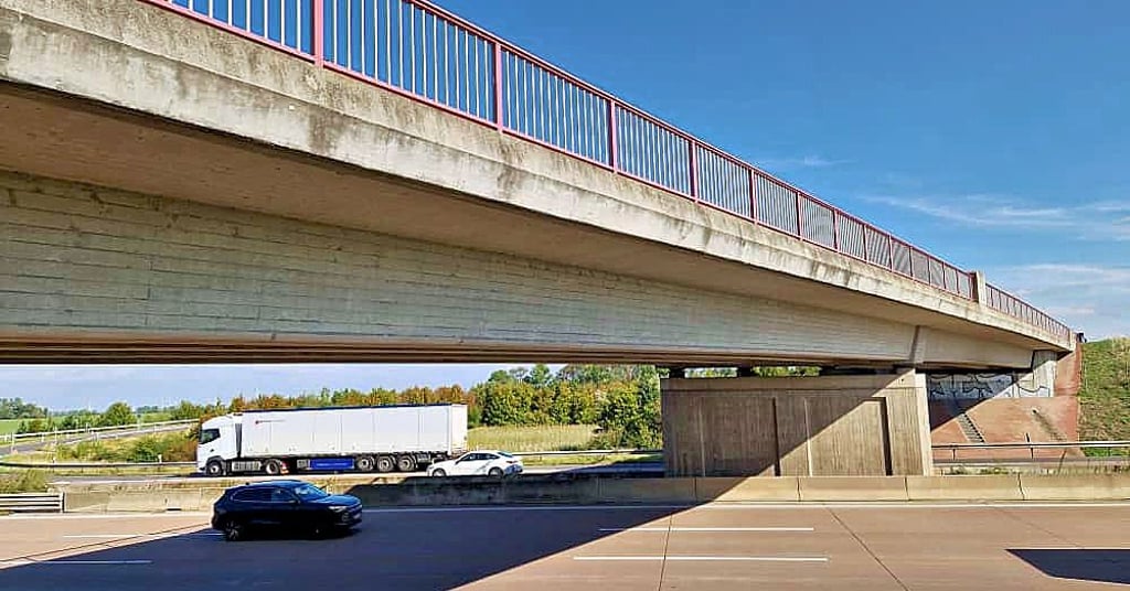 Die Brücke über die A 14 bei Gröbers weist Risse auf. Bisher ist nur die Brücke selbst gesperrt. Bleibt das auch bei einem Ersatzneubau so?