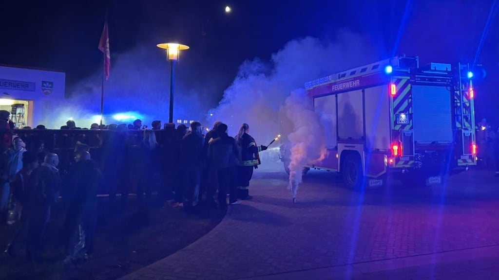Effektvoll ist das neue Einsatzfahrzeug bei der Feuerwehr Samswegen-Meseberg empfangen worden.