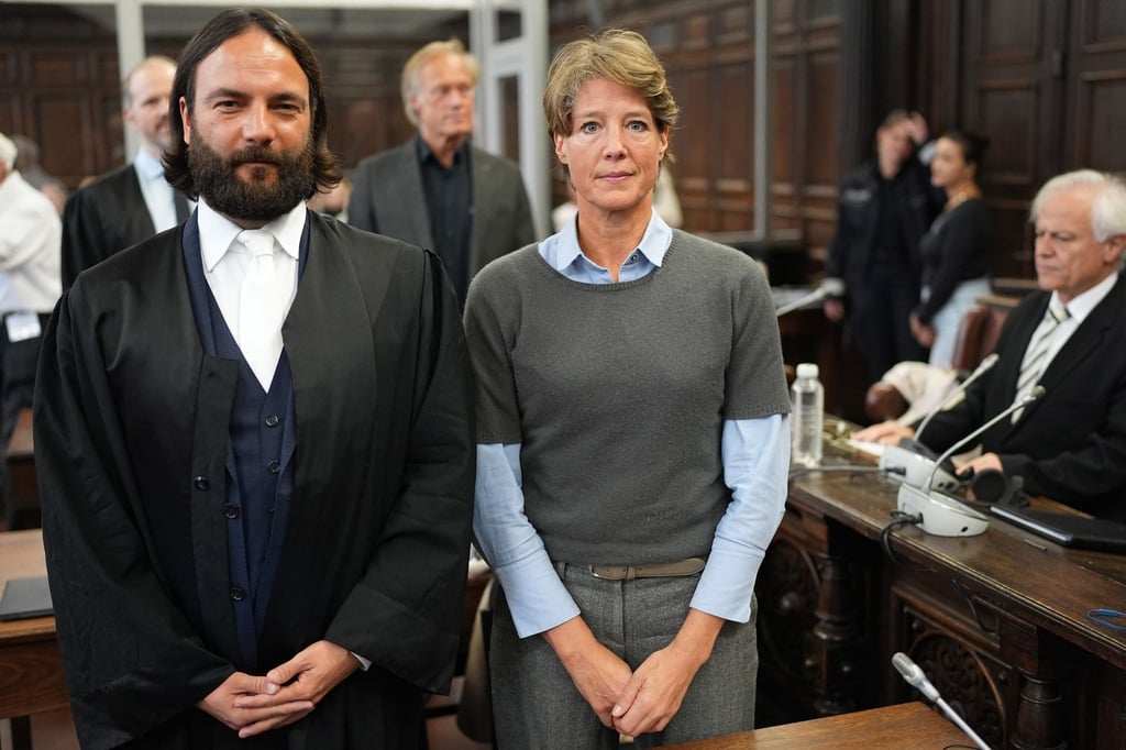 Anwalt Ingo Bott und seine Mandantin Christina Block stehen vor Prozessbeginn im Gerichtssaal.