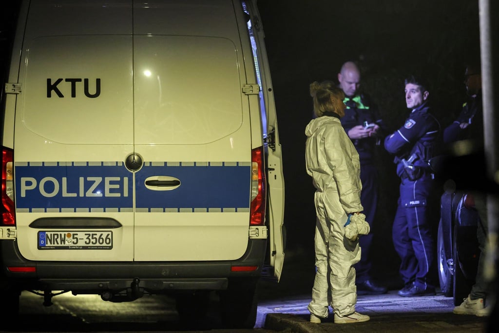 Bis zum späten Abend waren am Dienstag Spuren im Haus der lebensbedrohlich verletzten Frau gesichert worden.