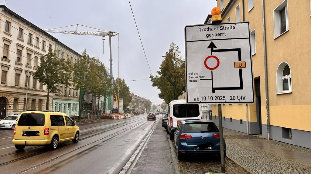 Schilder weisen in der Trothaer Straße in Halle auf die Großbaustelle der Havag hin.