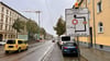 Schilder weisen in der Trothaer Straße in Halle auf die Großbaustelle der Havag hin.