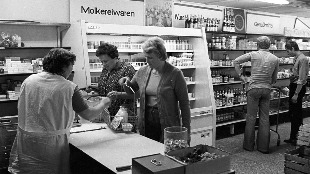 Trotz Mauerfall behaupten sich bekannte DDR-Produkte in den Supermarktregalen.