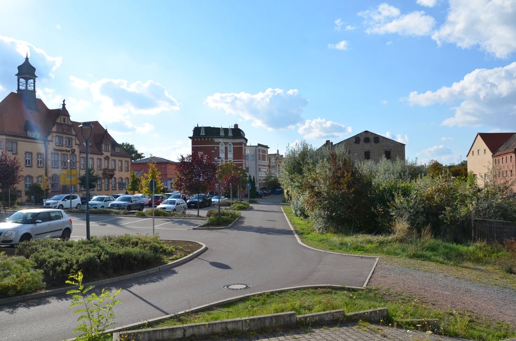 Zwischen den bereits angelegten Zufahrtanbindungen am Postringparkplatz in Staßfurt sollen die Wohnmobilstellflächen entstehen.