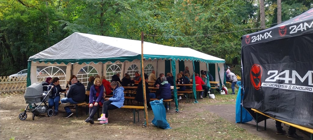Draußen wurden Zelte für die Besucher aufgebaut.