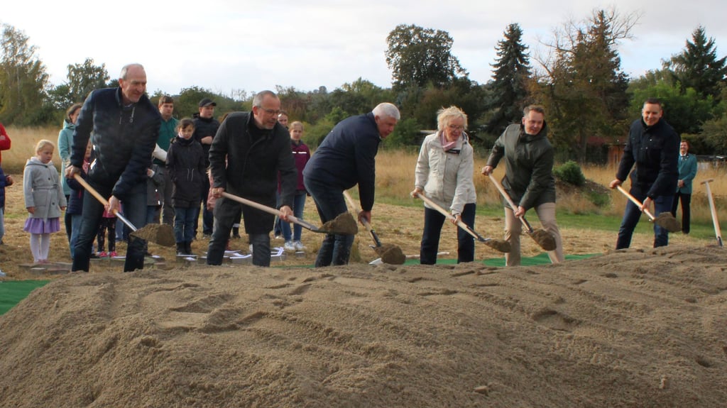 Ortsbürgermeister Olaf Beder, Holger Draber und Detlef Rosenbusch von der TSB, Gisela Köster und Manfred Kluthe aus Laer und Christian Riemenschneider als einer der ersten Bauherren (von links) beim offiziellen Spatenstich.