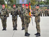 Regimentskommandeut Christoph Schladt übergibt die Truppenfahne an den neuen Bataillonskommandeur Sebastian Rades. 