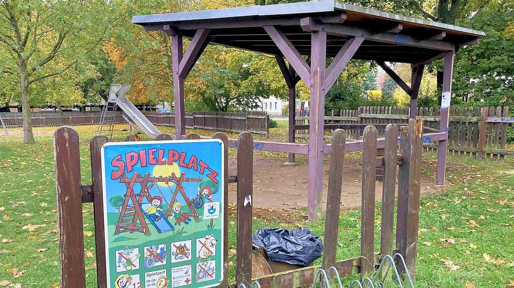 Das Schild mit den Regeln hängt noch am Nachterstedter Spielplatz. Der wird jedoch regelmäßig Opfer von Vandalismus.