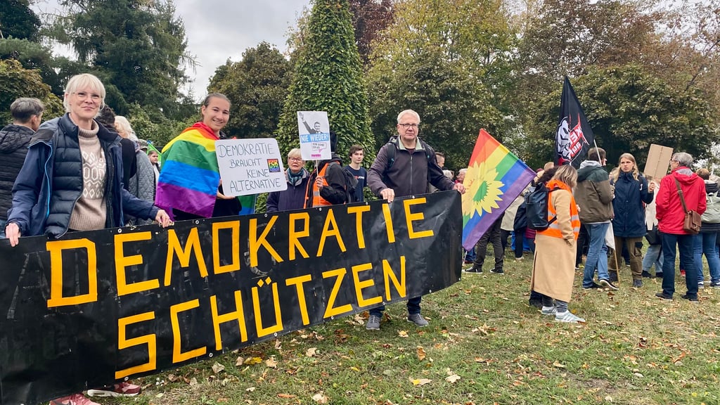 Im kleinen Park an der Wernigeröder Gießerweg-Turnhalle fand ein Protest gegen einen AfD-Bügerdialog direkt nebenan im Elmo-Klub statt.