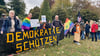 Im kleinen Park an der Wernigeröder Gießerweg-Turnhalle fand ein Protest gegen einen AfD-Bügerdialog direkt nebenan im Elmo-Klub statt.