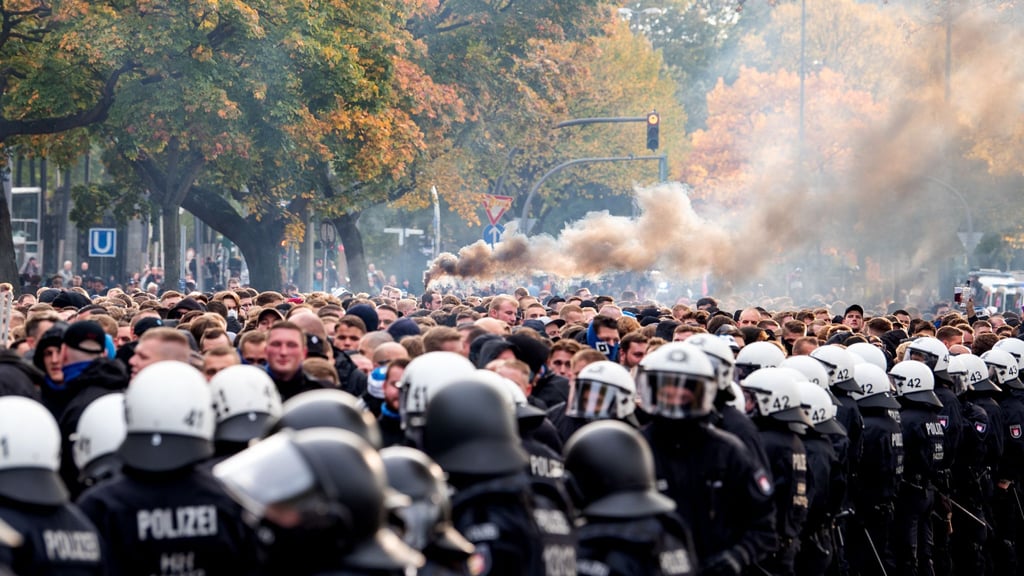 Aufeinandertreffen von Polizei und Fans bei einem Fußballspiel (Archivbild)