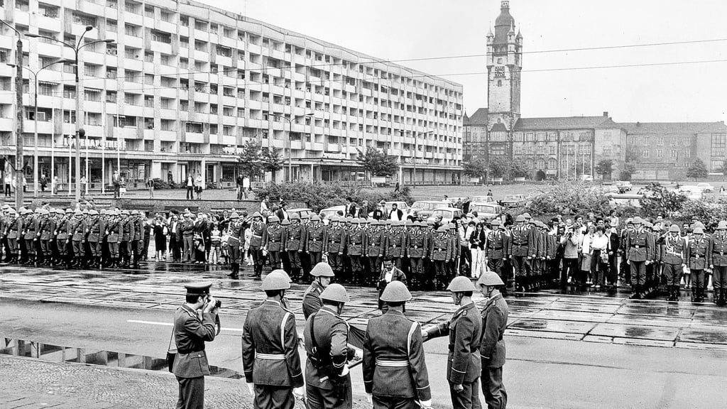 NVA-Soldaten leisten 1984 am Dessauer Stadtpark feierlich den Schwur auf die Truppenfahne.