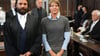 Anwalt Ingo Bott und seine Mandantin Christina Block stehen vor Prozessbeginn im Gerichtssaal.