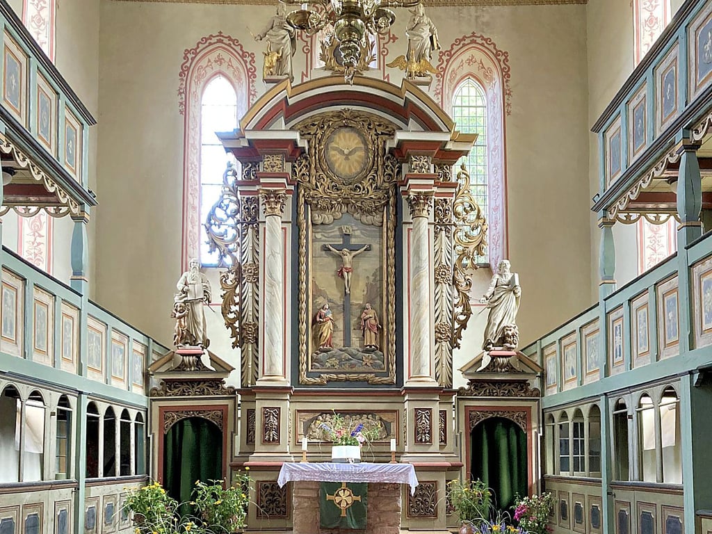 Im Hallenschiff der Barbyer St. Marienkirche soll es eine große Ausstellung mit Herrnhutersternen geben. s…