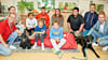 Die beiden Schulpatenhunde Honey (l.) und Ayk sind in den Klassen der Förderschule „Am Park" in Wolmirsleben ebenso gern gesehene Gäste wie die beiden Mitarbeiter der Salzlandsparkasse Ulrike Görg  und Max Bär.