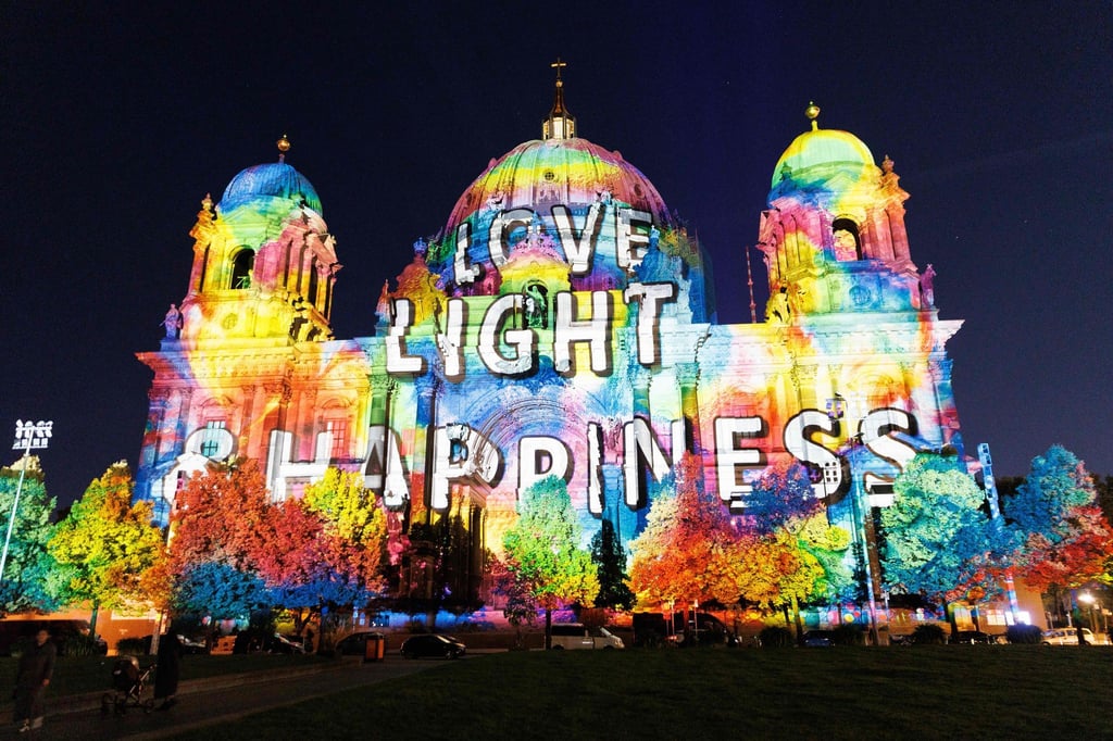 Im Berliner Dom erwarten die Besucher im Innern elektronische Musik und dreidimensionale Lichtprojektionen.