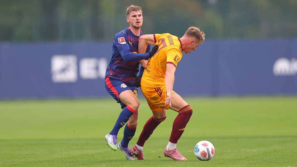 RB Leipzigs Stürmer Timo Werner im Zweikampf mit Dukla Prags Verteidiger Marios Pourzitidis