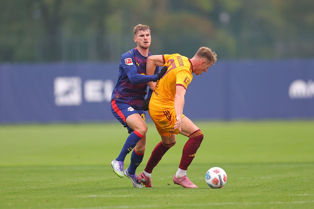 RB Leipzigs Stürmer Timo Werner im Zweikampf mit Dukla Prags Verteidiger Marios Pourzitidis