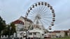 Nicht zu übersehen auf dem Zeitzer Altmarkt: Das Riesenrad ist da. Und damit deuten alle Zeichen auf Zuckerfest in Zeitz. Am Freitagabend geht das Fest unterm 30 Meter hohen Riesenrad los.