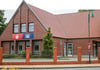 Im Volksbank-Gebäude am Beetzendorfer Beverhol hat jetzt auch die Sparkasse einen eigenen Schalter, Beratungsraum und Kundenterminal. In Diesdorf ist dafür die Volksbank mit in die Sparkassengeschäftsstelle am Markt gezogen.