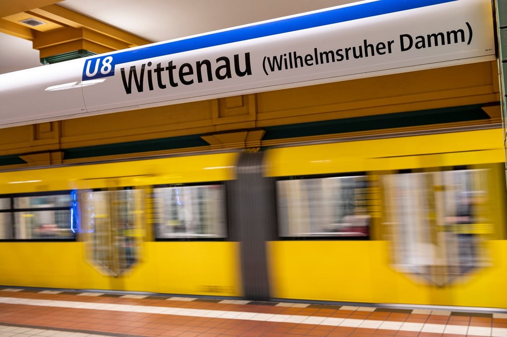 Die Polizei führte Waffenkontrollen entlang der U8 durch. (Symbolbild)