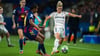 Linda Dallmann (r) und die Bayern-Frauen haben gegen den FC Barcelona eine herbe Pleite kassiert.