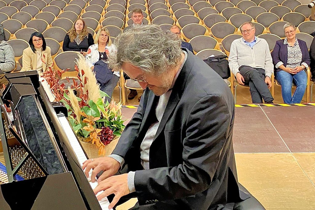 Chefdirigent Jan-Michael Horstmann spielte vor den Sponsoren auf dem neuen Konzertflügel der Kammerphilharmonie.