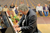 Chefdirigent Jan-Michael Horstmann spielte vor den Sponsoren auf dem neuen Konzertflügel der Kammerphilharmonie. 