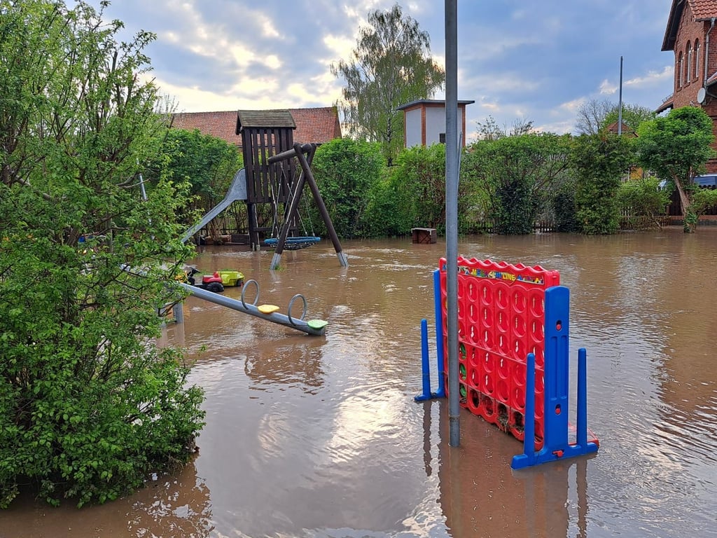 Wie man solche Bilder wie hier aus der überschwemmten Anderbecker Kita zukünftig möglichst vermeidet, ist Inhalt eines neuen Beschlusses des Gemeinderates Huy.