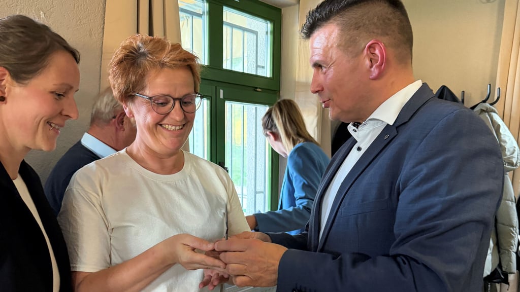 Heiko Oehring, Vorstandchef der Harzer Volksbank (rechts), gratuliert Vertretern des TSC Rieder zu Platz zwei bei der Verleihung der „Sterne des Sport“ in Bronze in der Sportgaststätte Langenstein.
