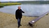 Ralf Leberecht verweist auf das glasklare Wasser an der Badestelle samt gepflegtem Sandstrand. 