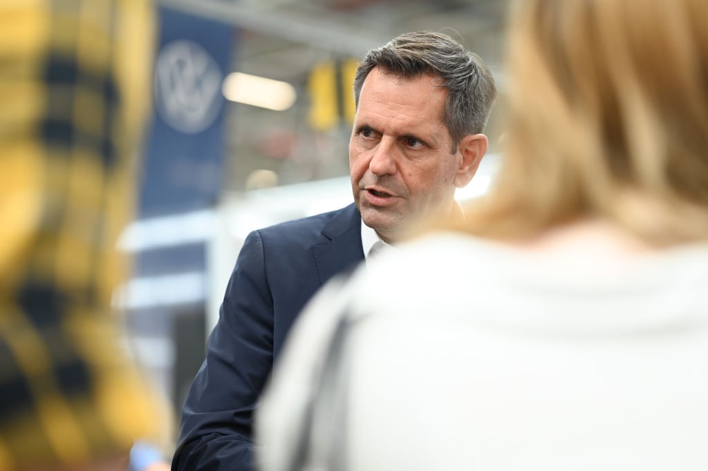 Im August war Ministerpräsident Olaf Lies im VW-Werk in Emden zu Gast. (Archivbild)