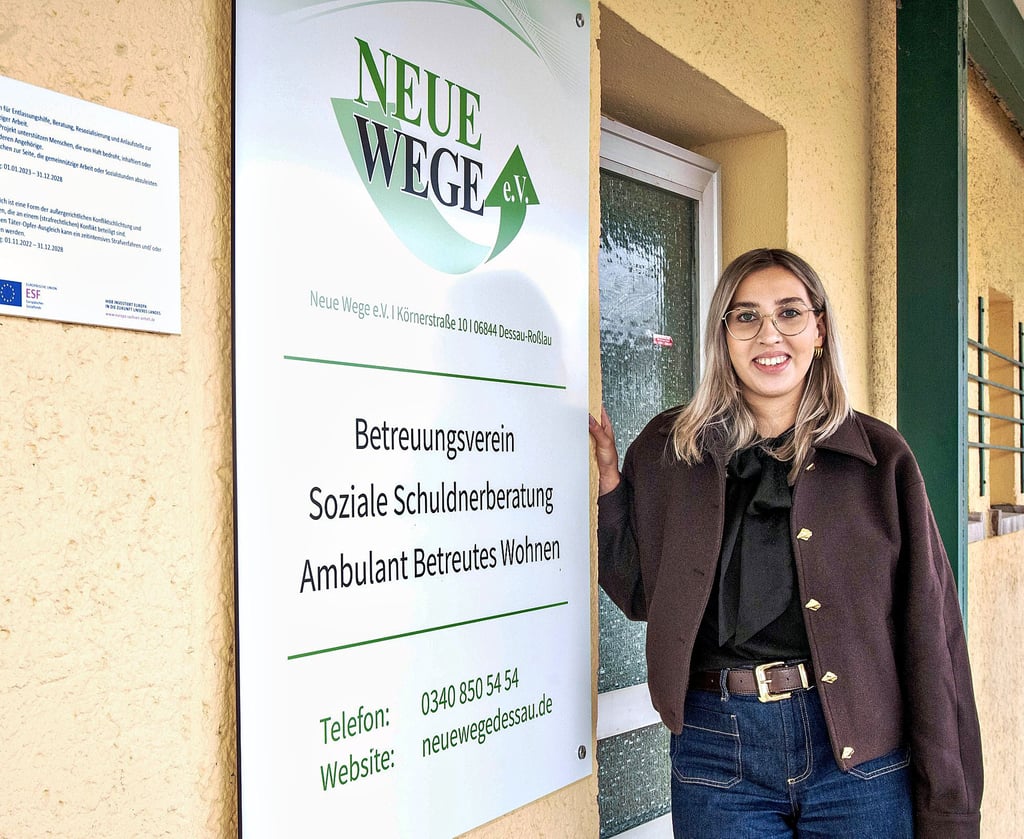 Anna Lena Adler vor dem Eingang des Vereinsgebäudes in der Körnerstraße 10.