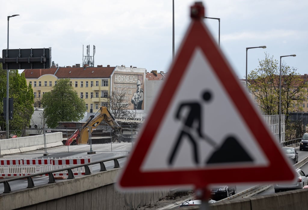 Schweres Gerät rückt bald an, um den Weg zur Erneuerung einer Brücke des Magdeburger Rings zu ebnen. (Symbolbild)