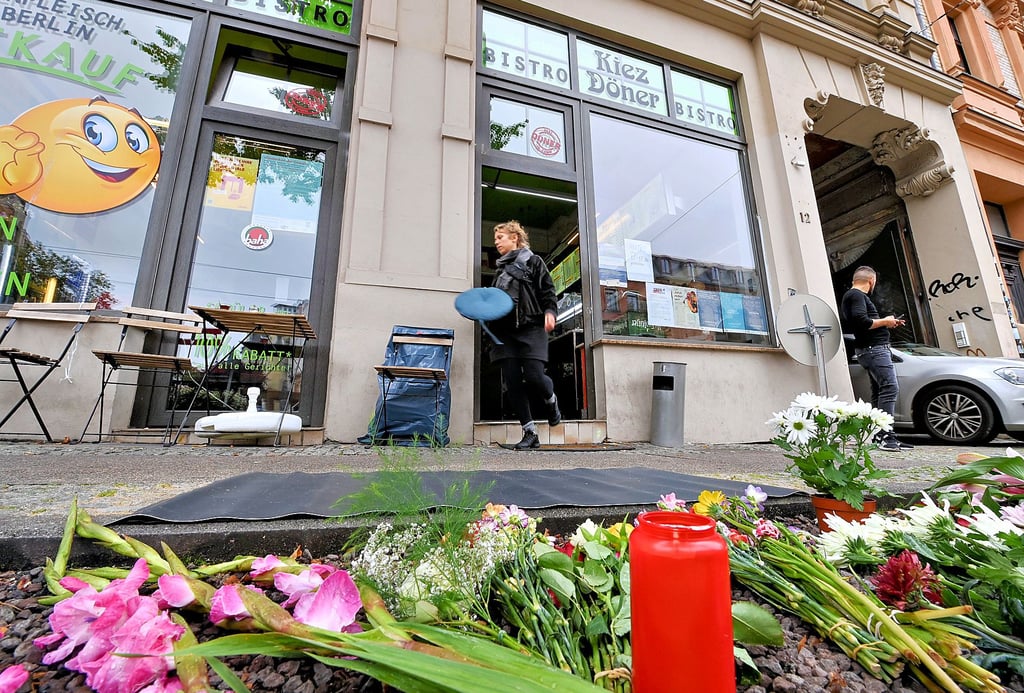 Blumen vor dem Kiez-Döner in der Luwu, wo der Attentäter einen Gast erschoss.
