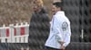 Nur Zuschauer beim Training: Nick Woltemade mit Co-Trainer Benjamin Hübner (r).