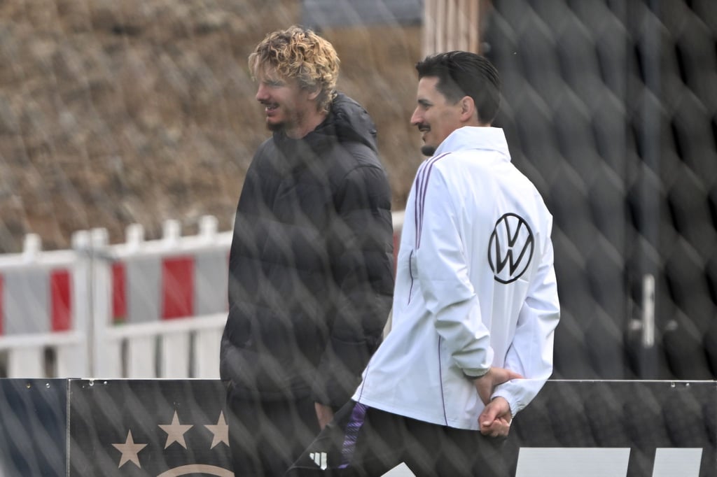 Nur Zuschauer beim Training: Nick Woltemade mit Co-Trainer Benjamin Hübner (r).