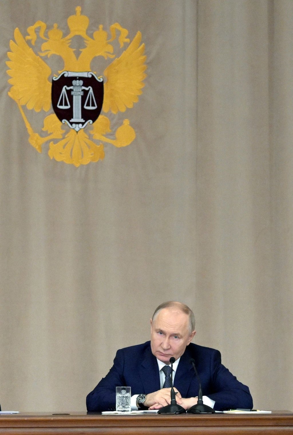 Kremlchef Putin im Obersten Gericht - einer der Richter ist wegen Korruption und Zuhälterei angeklagt. (Archivbild)