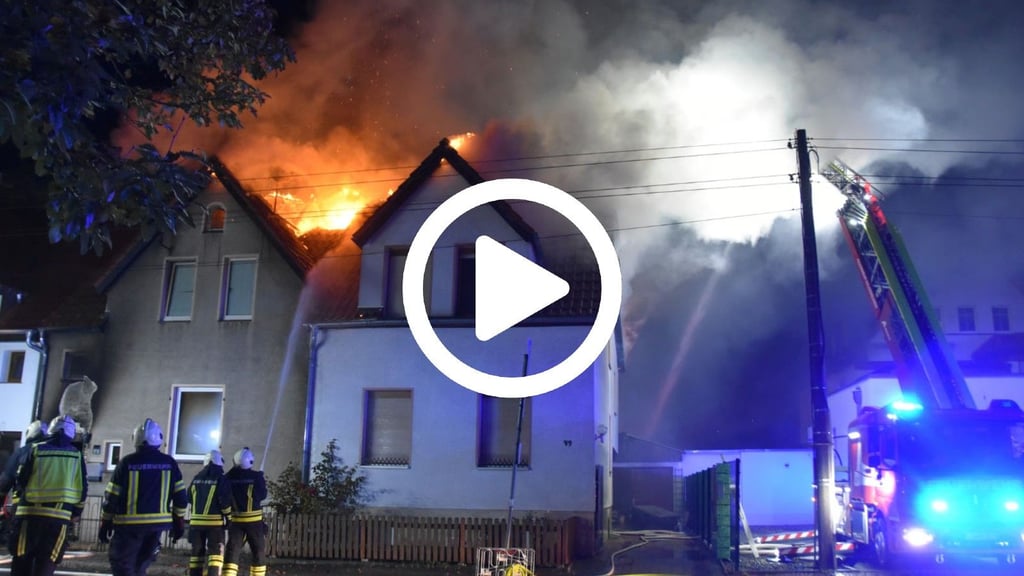 Die Feuerwehrleute bekämpfen die Flammen in Haldensleben – ein Übergreifen auf benachbarte Häuser kann jedoch nicht verhindert werden.
