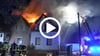 Die Feuerwehrleute bekämpfen die Flammen in Haldensleben – ein Übergreifen auf benachbarte Häuser kann jedoch nicht verhindert werden.